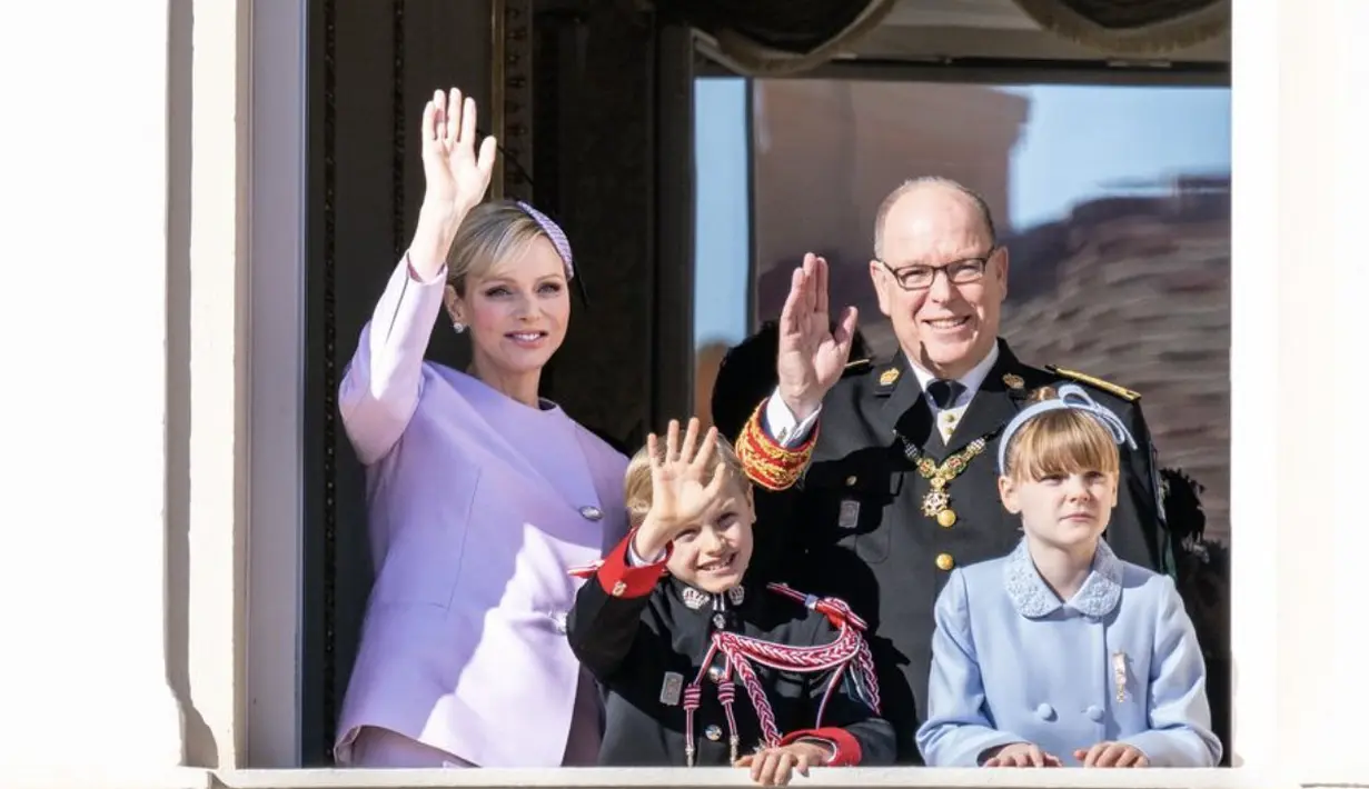 Pangeran Albert dari Monako dan istrinya, Putri Charlene, tampil penuh gaya untuk merayakan Hari Nasional negara itu pada hari Selasa, 19 November, anak kembar mereka yang berusia 9 tahun benar-benar mencuri perhatian. [Instagram/ @palaisprincierdemonaco]