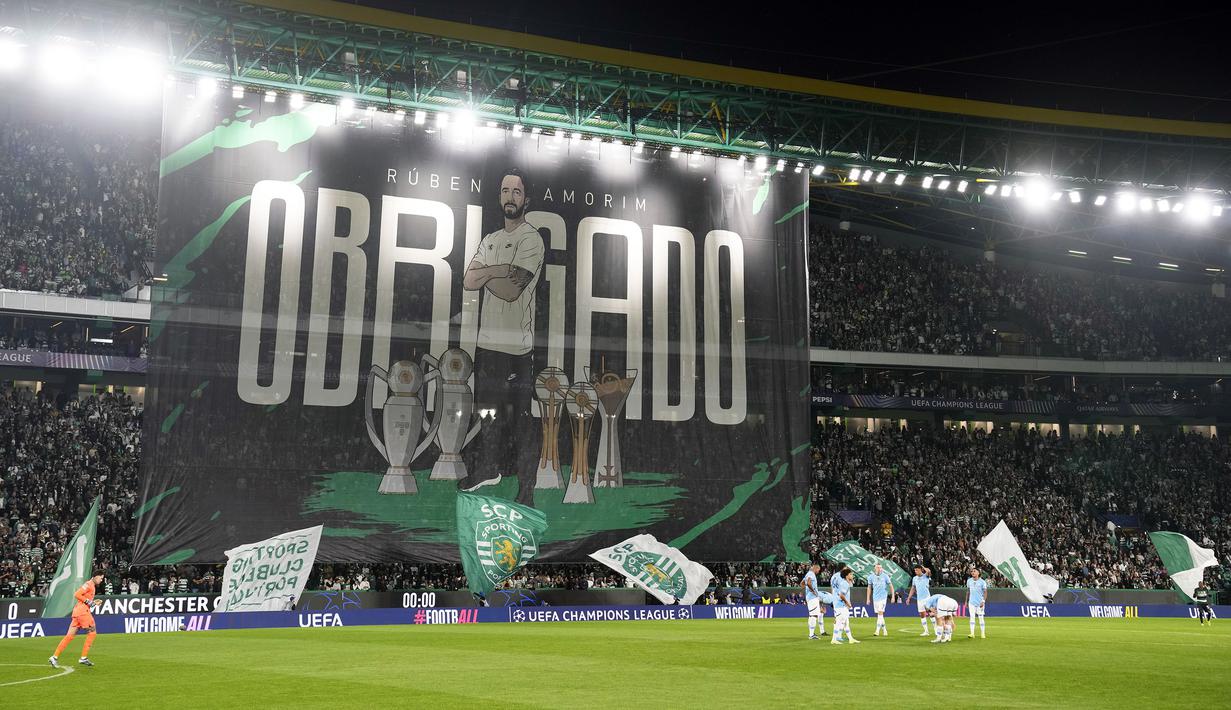 Suporter Sporting CP membentangkan banner besar bertuliskan terima kasih Ruben Amorim pada laga Liga Champions 2024/2025 melawan Manchester City di Jose Alvalade, Lisbon, Portugal, Rabu (06/11/2024) WIB. (AFP/Filipe Amorim)