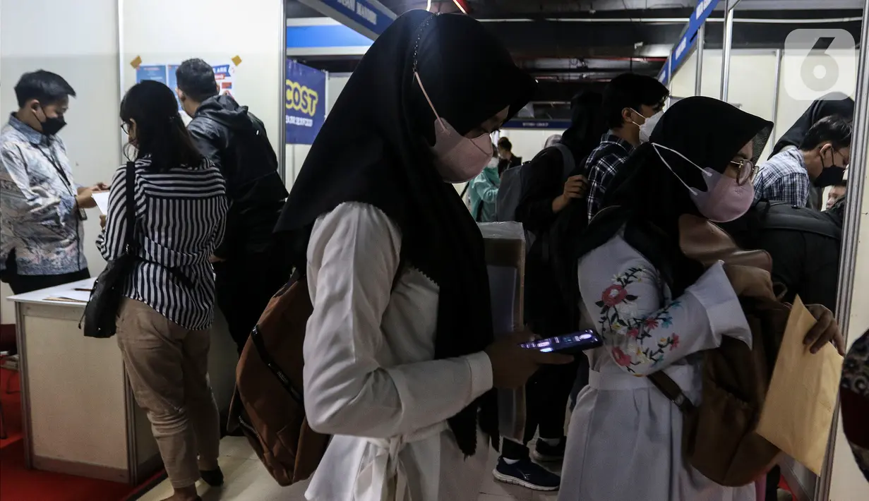 Sejumlah pencari kerja mengunjungi salah satu stan perusahaan pada acara "Jakarta Job Fair" di Pasaraya Blok M, Jakarta, Kamis (28/7/2022). Pameran bursa kerja di lima wilayah kota administrasi Jakarta tersebut diikuti lebih dari 200 perusahaan dan terdapat 20 ribu lowongan pekerjaan. (Liputan6.com/Johan Tallo)