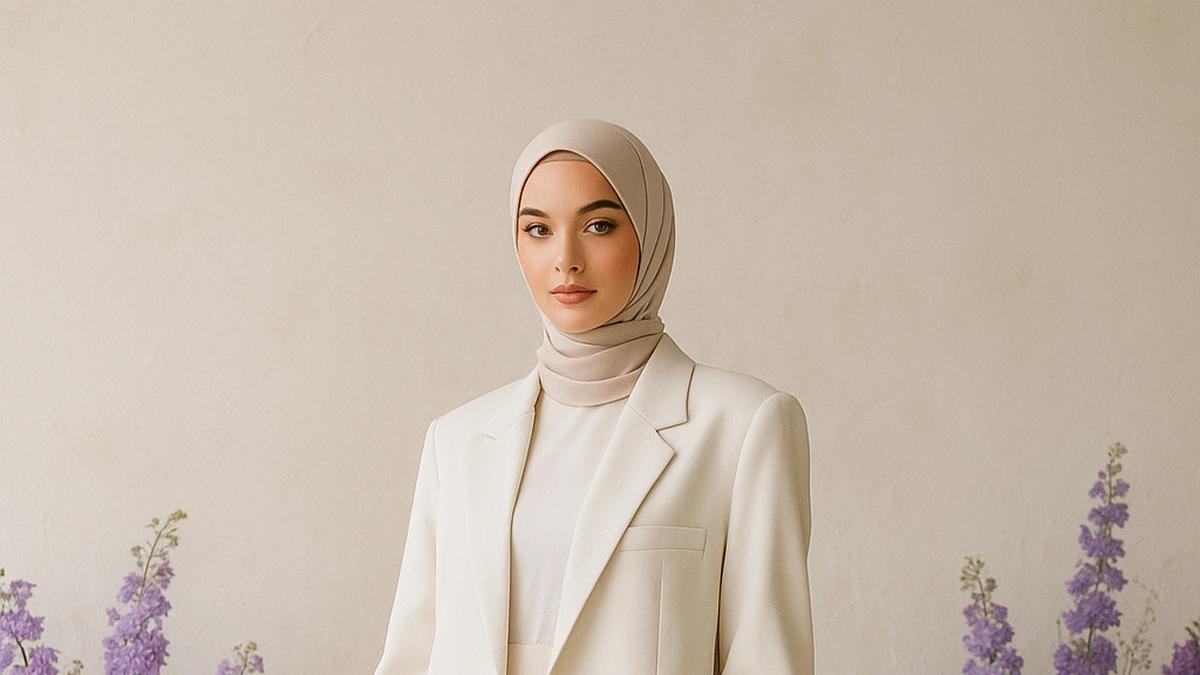 7 Model Blazer dan Dress Putih, Paduan Modern Hijaber untuk Acara Semi Formal di 2025