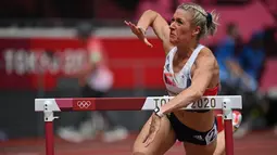 Atlet Inggris Raya, Jessie Knight terjatuh saat bertanding dalam pemanasan gawang 400m putri Olimpiade Tokyo 2020 di Stadion Olimpiade di Tokyo pada 31 Juli 2021. (Andrej ISAKOVIC / AFP)