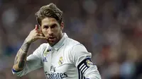 Kapten Real Madrid, Sergio Ramos, merayakan gol yang dicetaknya ke gawang Real Betis. Tuan rumah akhirnya berbalik unggul 2-1 pada menit ke-81 setelah Ramos menggetarkan gawang Deportivo. (AP/Francisco Seco)