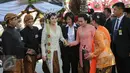 Mempelai wanita, Selvi Ananda (kebaya putih) saat tiba di tempat ijab kabul, di Graha Saba Buana untuk menjalani prosesi akad nikah dengan putra Presiden Jokowi, Gibran Rakabuming Raka, Solo, Jawa Tengah, Kamis (11/6/2015). (Liputan6.com/Faizal Fanani) 