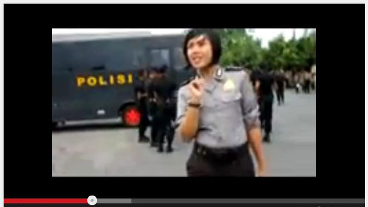 Video Polwan NTB Nyanyi 'Sakitnya Tuh di Sini' Paling Disorot