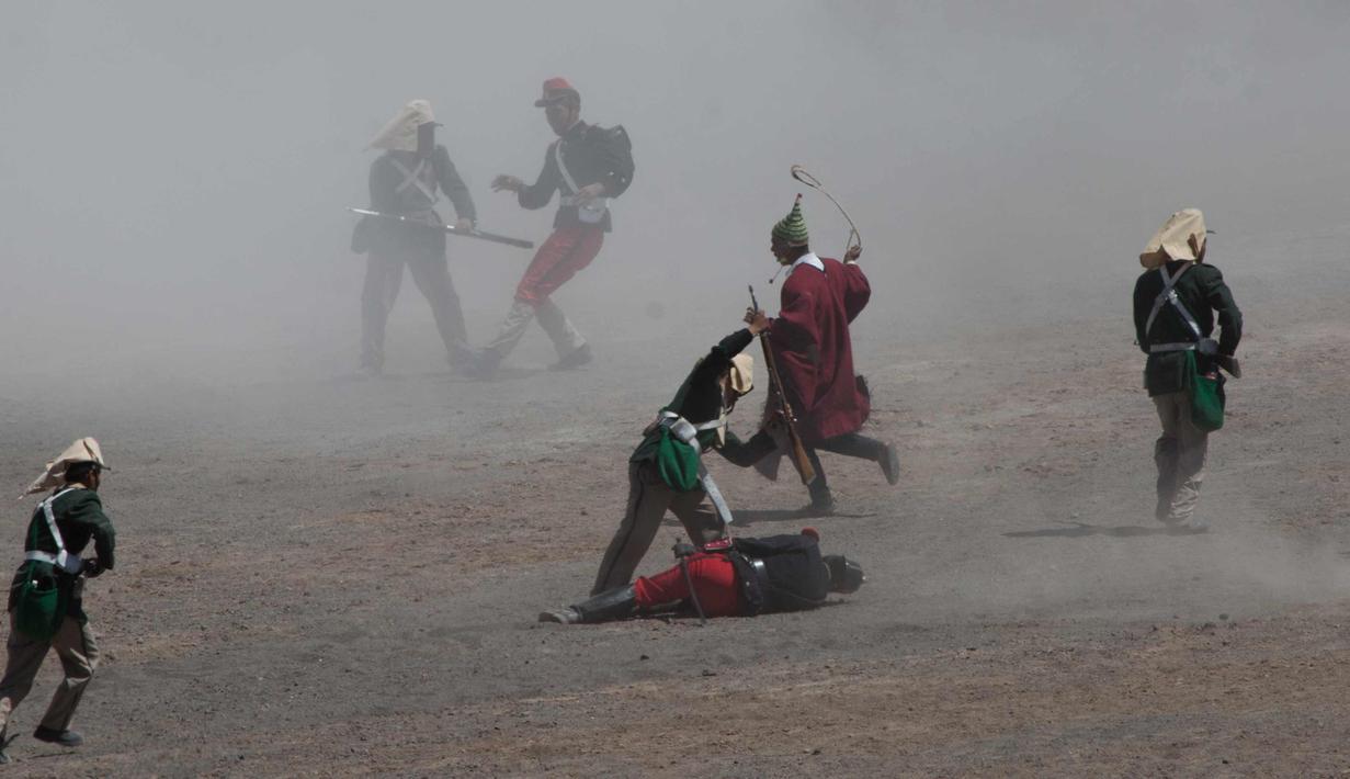 Prajurit Bolivia bertempur selama Perang Pasifik pada 1879 di Canchas Blancas, Bolivia (28/3). Bolivia sedang memperjuangkan hukum di Pengadilan Internasional Den Haag untuk mengambil tanah pesisir Pasifik yang hilang dari Chili. (AP Photo/Juan Karita)