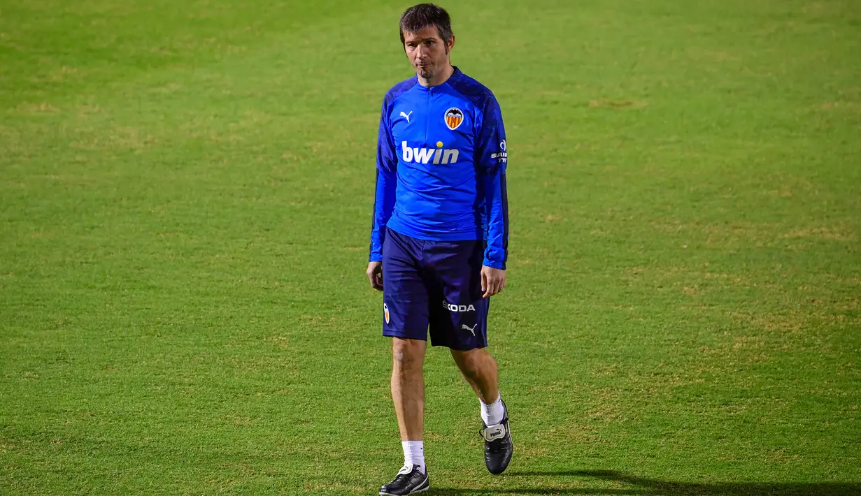Pelatih Valencia, Albert Celades memimpin sesi latihan timnya di King Abdullah Sport City di kota pelabuhan Arab Saudi, Jeddah (7/1/2020). Valencia akan bertanding melawan Real Madrid pada semifinal Piala Super Spanyol pada Kamis (9/1/2020) dini hari WIB. (AFP/Giuseppe Cacace)