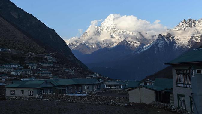 Suasana pemandangan Gunung Himalaya, Gunung Ama Dablam (Kiri) (ketinggian 6812 meter) dari desa Khumjung di wilayah Everest, sekitar 140km timur laut Kathmandu (16/4). (AFP Photo/Prakash Mathema)