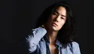 Gaya Vanness Wu di Konser F✦FOREVER 2.0, Makin Keren Pakai Kacamata dan Berlian