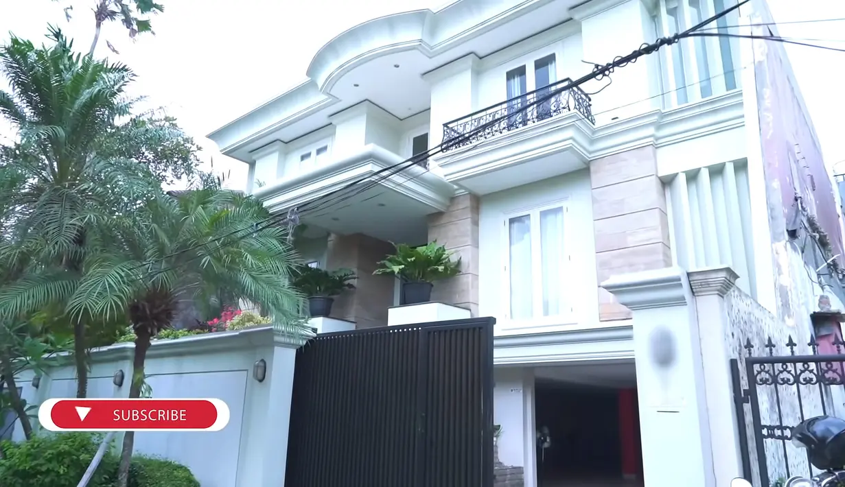 Dari depan, rumah Olla terlihat megah dengan kombinasi warna monokrom dan earthy tone. (YouTube Titi dan Tian)