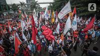 Buruh yang tergabung dalam Konfederasi Serikat Pekerja Indonesia berunjuk rasa di depan Kantor Kementerian Ketenagakerjaan, Jakarta, Rabu (16/2/2022). Buruh menuntut Permenaker Nomor 2 Tahun 2022 yang mengatur JHT baru bisa dicairkan pada usia 56 tahun segera dicabut. (Liputan6.com/Faizal Fanani)