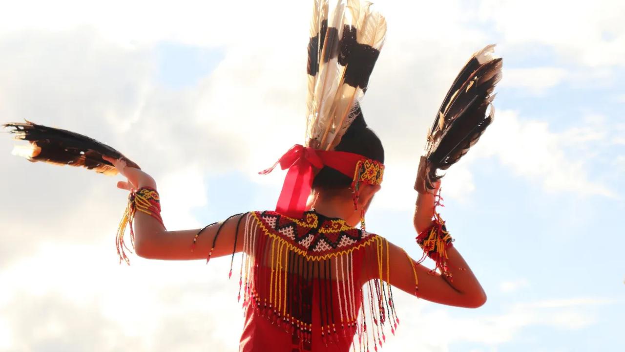 Wanita Suku Dayak dikenal memiliki paras wajah yang cantik rupawan