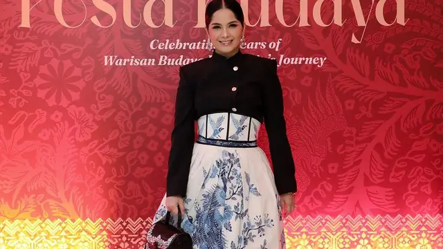 6 Pesona Elegan Annisa Pohan dengan Busana dan Tas Serba Wastra di Pesta Budaya