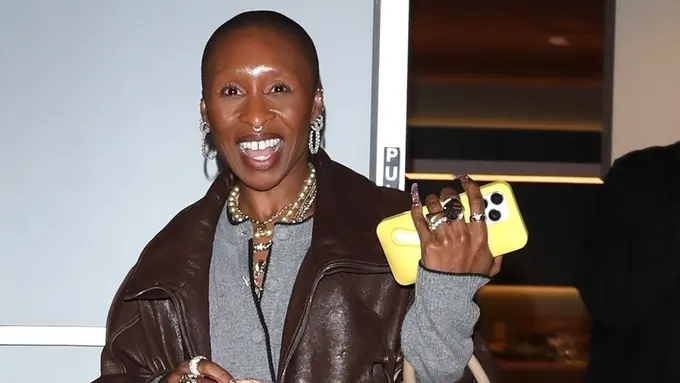 Gaya Cynthia Erivo Jinjing Hermès Birkin Raksasa, Ukurannya Lebih Besar dari Tubuhnya Sendiri