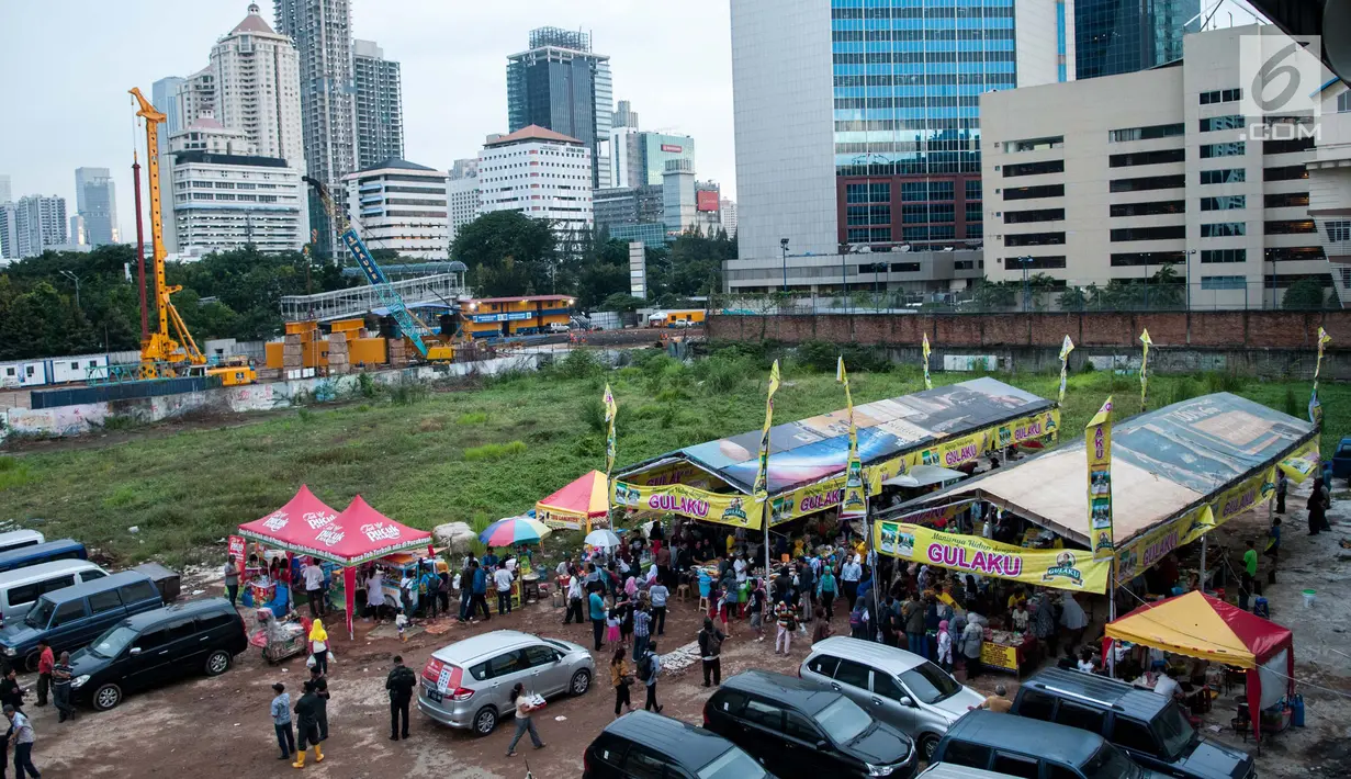 Suasana Pasar Takjil makanan untuk berbuka puasa di Pasar Takjil Benhil, Jakarta, Senin (29/5). Pasar Takjil Benhil yang ada setiap bulan Ramadan tersebut dipadati warga yang membeli makanan untuk berbuka puasa. (Liputan6.com/Gempur M Surya)