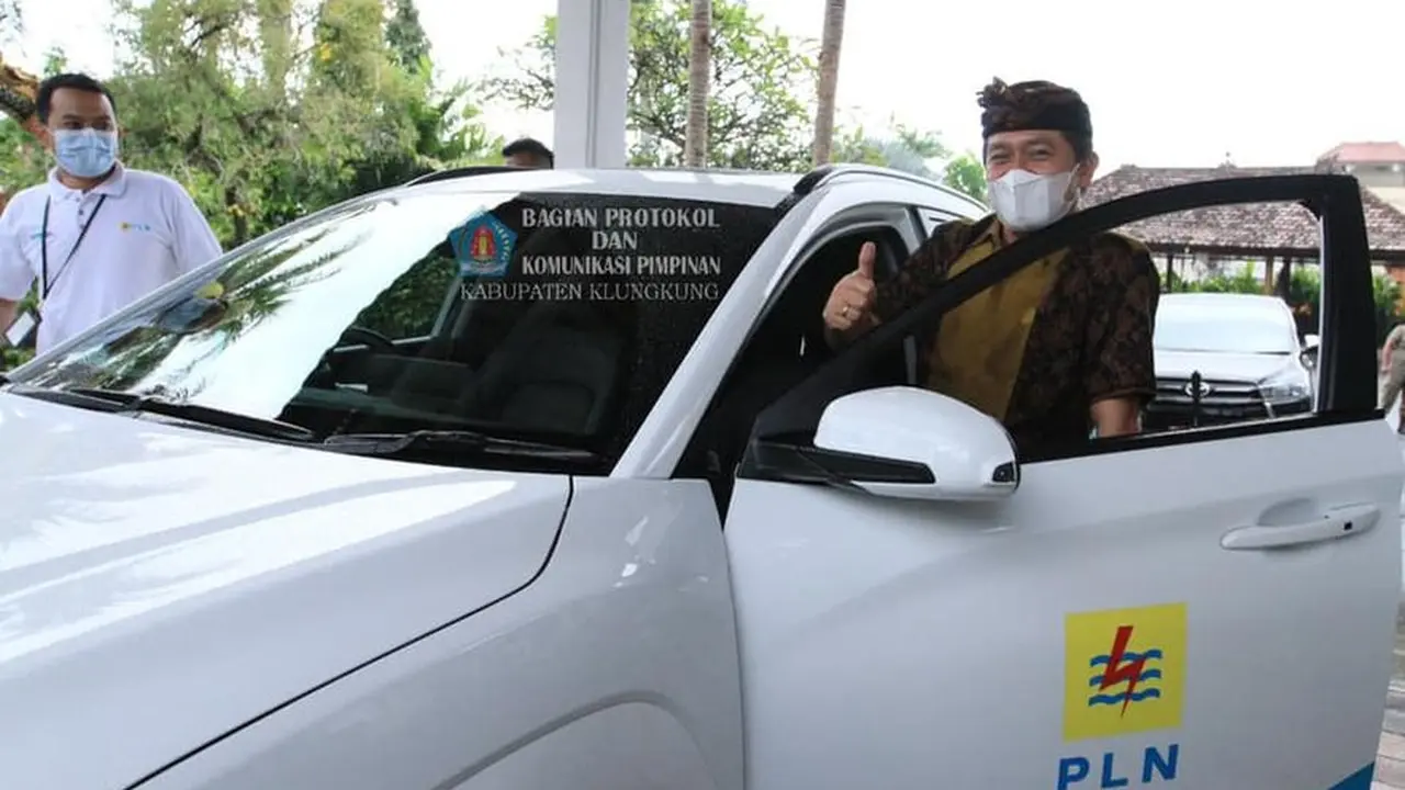 Bupati Klungkung I Nyoman Suwirta melakukan uji coba mobil listrik. (Ist)
