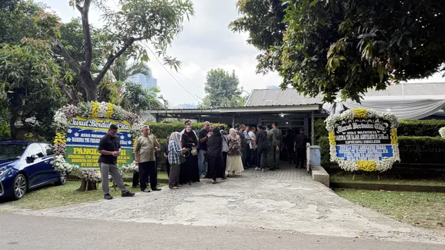 Karangan Bunga Banjiri Rumah Duka Marsma Fajar