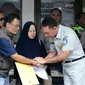 Dirut Jasa Raharja, Rivan A Purwanto menyerahkan santunan sebesar Rp50 juta kepada satu ahli waris korban kecelakaan beruntun di Tol Jakarta-Cikampek (Japek) KM 58+600, Karawang, Jawa Barat. (Foto: Istimewa).