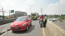Pengendara motor ditilang petugas di Flyover Pesing arah Kalideres, Jakarta, ketika Operasi Patuh Jaya, Rabu (18/5). Razia dilakukan untuk mengantisipasi sepeda motor yang melawan arus dan masuk jalur flyover. (Liputan6.com/Gempur M Surya)
