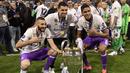 Enzo Zidane (tengah) berfoto bersama trofi Liga Champions bersama Real Madrid,  Enzo lahir di Bordeaux, Prancis, 24 Maret 1995 dan melakukan debut di tim utama Real Madrid saat melawan Cultural Leonesa pada ajang Copa del Rey. (AFP/Javier Soriano)