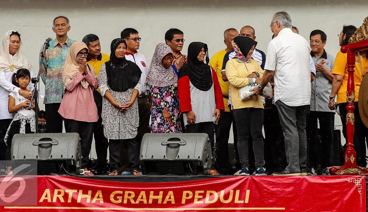 Mendag Enggartiasto Lukita meberikan paket sembako pada acara kick off pasar murah di Kawasan SCBD, Jakarta (14/1). Acara ini digelar untuk meringankan beban masyarakat dalam memenuhi kebutuhan. (Liputan6.com/Fery Pradolo)