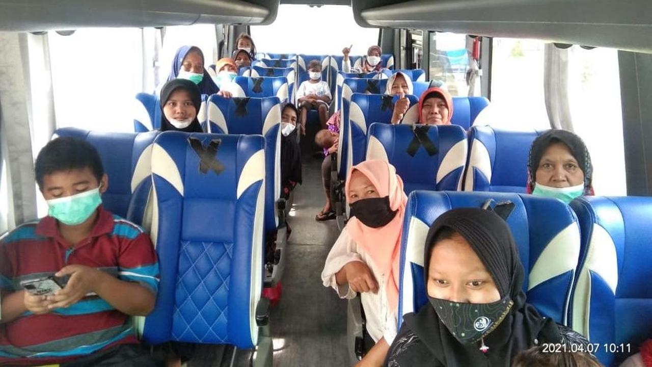 Pertamina dengan Pemerintah Kabupaten Indramayu melakukan proses pemulangan warga terdampak insiden terbakarnya tangki di area T-301 Kilang Balongan. (Dok Pertamina)