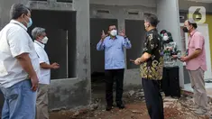 Direktur Utama PT Bank Tabungan Negara Haru Koesmahargyo meninjau pembangunan perumahan bagi Masyarakat Berpenghasilan Rendah (MBR) di wilayah Tangerang, Banten. Peninjauan tersebut dilakukan untuk memastikan kesiapan dan kualitas rumah yang dibiayai melalui kredit Bank BTN. (Liputan6.com/HO/BTN)