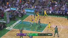 Boston Celtics mengalahkan Los Angeles Lakers dengan skor 107-96 dalam lanjutan pertandingan NBA 2017-2018.