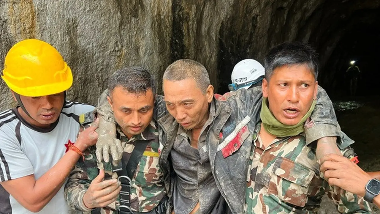 Seorang warga China setelah diselamatkan tentara Nepal dalam operasi di proyek PLTA Trishuli-3A, Distrik Rasuwa, Nepal, Sabtu (5/9/2026).