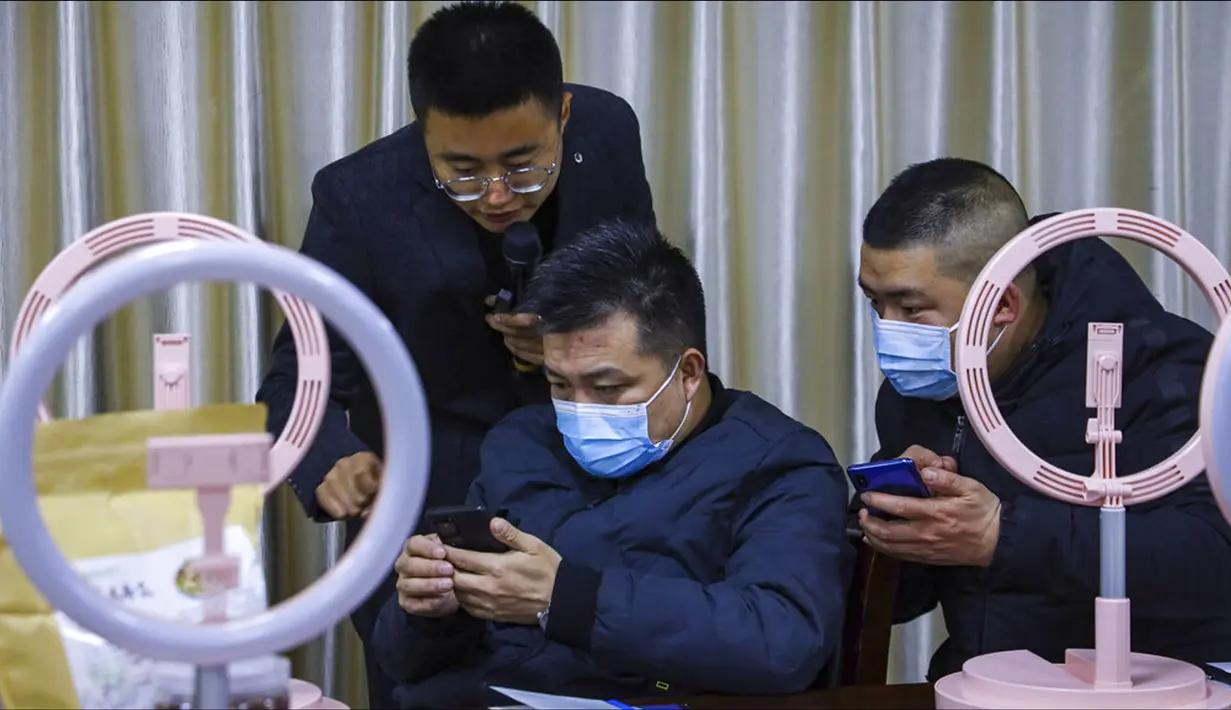 Warga belajar keterampilan livestreaming serta webcasting untuk e-commerce dan jualan online saat workshop yang digelar oleh otoritas pemerintah daerah di Zhangye, Provinsi Gansu, China, 20 Januari 2022. (Chinatopix via AP)