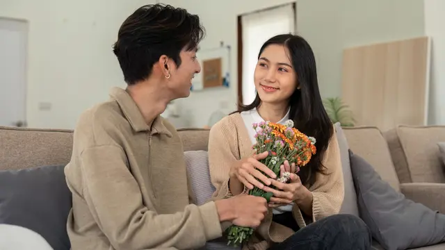 couple juni tanda cinta sejati