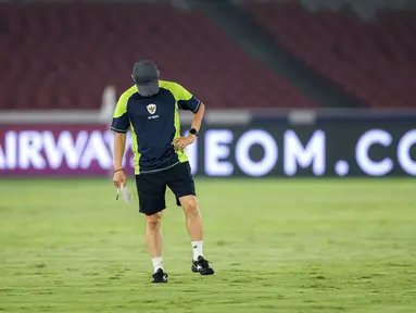 Pelatih Timnas Indonesia, Shin Tae-yong tampak memeriksa kualitas rumput dengan menjejak-jejak kakinya saat sesi latihan resmi menjelang laga lanjutan putaran Grup C Kualifikasi Piala Dunia 2026 melawan Jepang di Stadion Utama Gelora Bung Karno (SUGBK), Senayan, Jakarta, Kamis (14/11/2024). (Bola.com/Bagaskara Lazuardi)