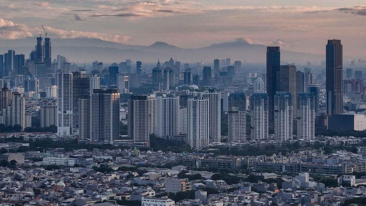 FOTO: Melihat Senja saat Langit Jakarta Cerah di Kawasan JIS
