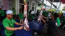 Panitia kurban melakukan pemotongan daging hewan kurban di halaman masjid Jami Daarul Falaah di Jakarta Selatan, Senin (17/6/2024). (Liputan6.com/Angga Yuniar)