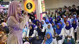 Para penonton pembukaan Pusat Busana Muslim Modern didominasi oleh kaum wanita, Jakarta, Jumat (8/4/2016). Acara tersebut semakin meriah dengan tampilnya penyanyi Fatin. (Liputan6.com/Immanuel Antonius)