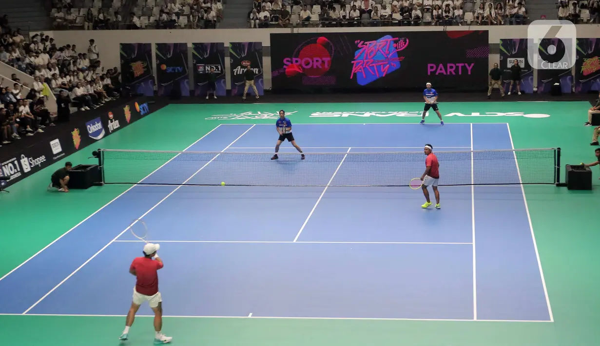Raffi-Dikta mendapat perlawanan sengit dari Dion-Tanta. Meski begitu, Raffi-Dikta akhirnya mengunci kemenangan dengan skor 6-4. (Liputan6.com/Angga Yuniar)