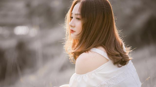 Wanita duduk di depan komputer