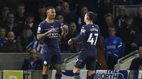 Gelandang Manchester City, Phil Foden (kanan), merayakan golnya bersama Gabriel Jesus saat menghadapi Brighton dalam lanjutan Liga Inggris 2021/2022 di Stadion Amex, Sabtu (24/10/2021) malam WIB. (Gareth Fuller/PA via AP)
