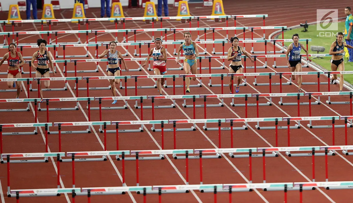Delapan pelari putri saat bertanding pada final atletik nomor lari halang rintang 100 meter putri di Stadion Utama GBK, Jakarta (26/8). Pelari Indonesia, Nova Emilia berada di lintasan kelima. (Liputan6.com/Fery Pradolo)
