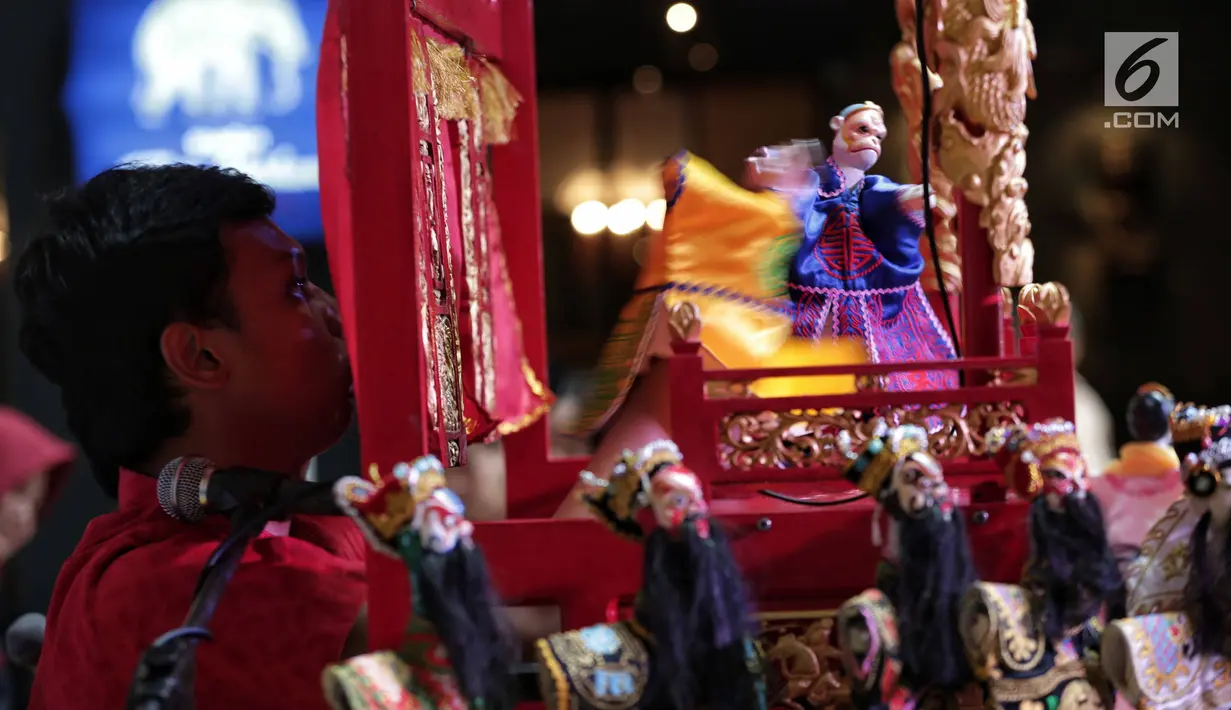 Seorang dalang memainkan wayang potehi di salah satu mall di Jakarta, Jumat (1/2). Pementasan wayang potehi  sebagai upaya untuk memperkenalkan kebudayaan Tionghoa kepada pengunjung mal. (Liputan6.com/Faizal Fanani)