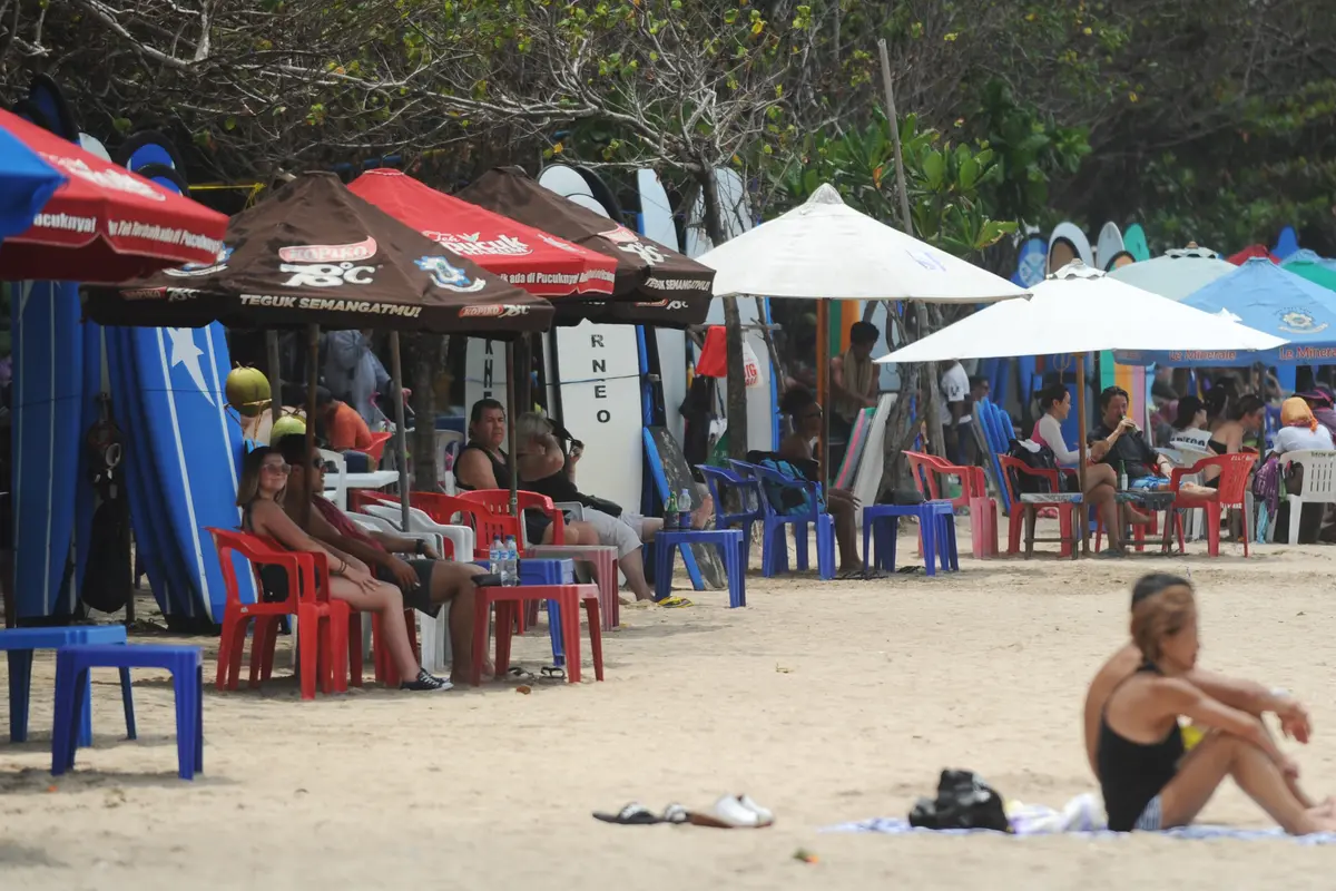 Melihat Para Turis Berlibur di Pantai Kuta Bali