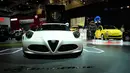 Sebuah mobil mewah merek Alfa Romeo dipamerkan di Indonesia Internasional Motor Show 2016 di JIEXPO Kemayoran Jakarta, Kamis (7/4/2016). Alfa Romeo tipe ini dipasarkan dengan harga 2,4 miliar rupiah on the road. (Liputan6.com/Helmi Fithriansyah)