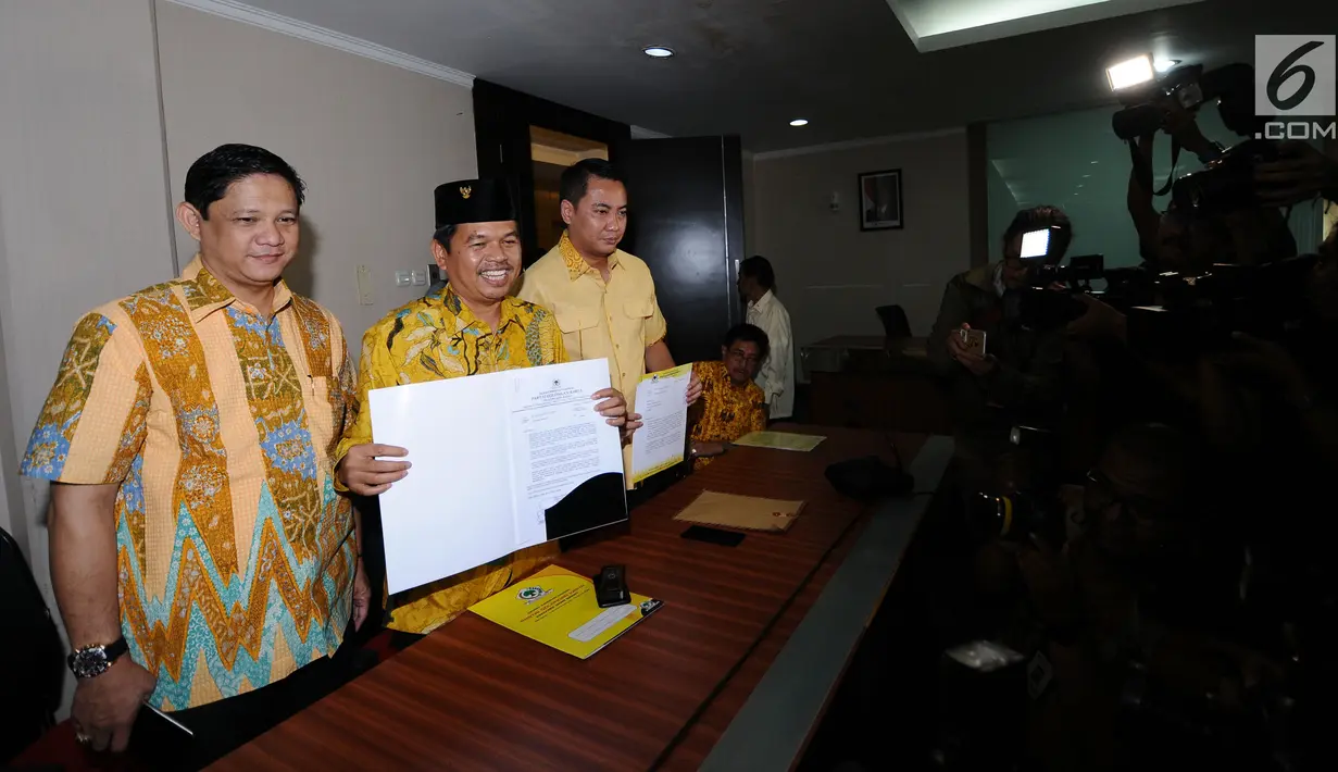 Ketua DPD I Partai Golkar Jabar, Dedi Mulyadi (tengah) bersama Ketua DPD DKI Jakarta, Fayakhun Andriadi (kanan) menunjukkan surat permohonan pelaksanaan Munaslub di kantor DPP Partai Golkar, Jakarta, Rabu (6/12). (Liputan6.com/Helmi Fithriansyah)