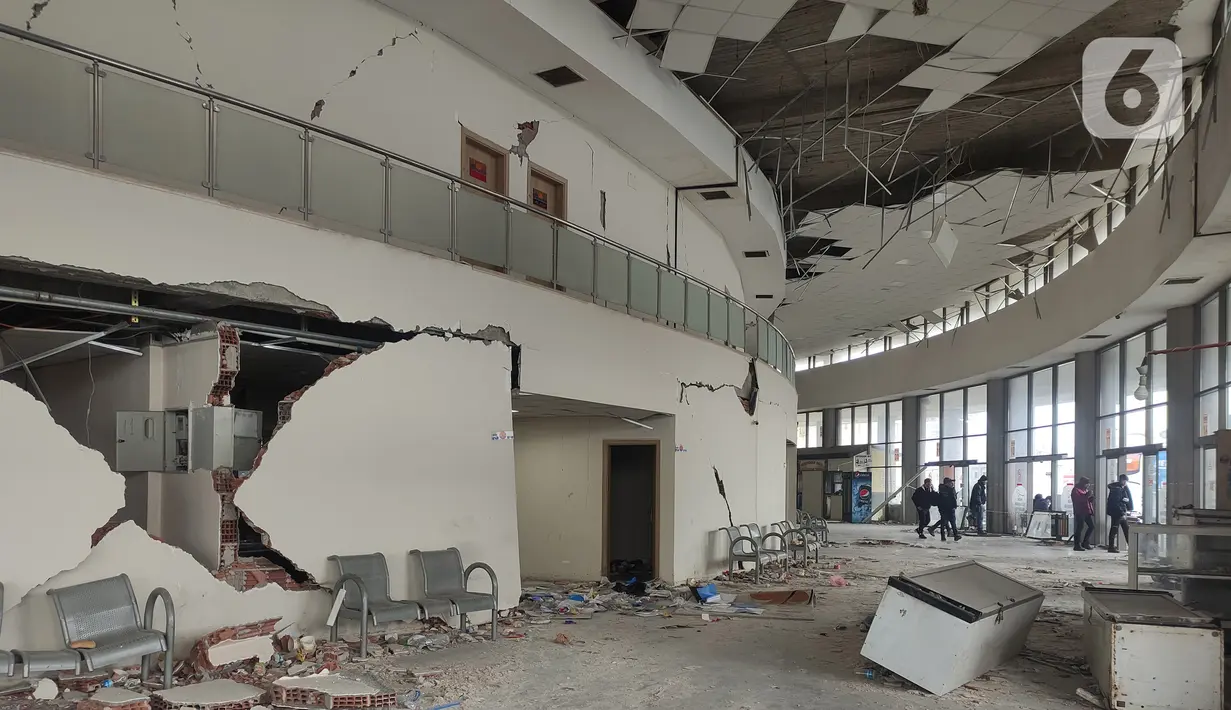 Kondisi tembok Antakya Terminal Otobus atau Terminal Antakya di Provinsi Hatay, Turki, Minggu (19/2/2023). Pantauan Liputan6.com di lokasi, Minggu (19/2/2023), aktivitas Terminal masih tampak, namun seluruhnya dilakukan di luar gedung. Sebab bangunan tampak rusak parah.  (Liputan6.com/Andre Haryanto)