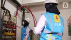 Petugas wanita PLN UID Jakarta Raya melakukan pengecekan gardu distribusi listrik di jalan M.H Tamrin, Jakarta, Rabu (20/4/2022). PLN juga memastikan pasokan listrik aman selama Ramadhan dan Idul Fitri. (Liputan6.com/Angga Yuniar)