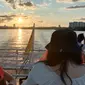 Wisatawan menikmati sunset dari atas Kapal Sarawak River Cruise di Malaysia, Jumat 28 Juni 2024. (Liputan6.com/Muhammad Ali).