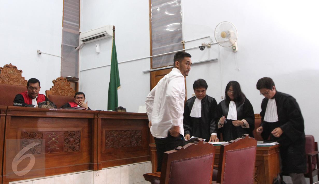 Aktor Restu Sinaga berdiskusi dengan kuasa hukumnya disela sidang perdana kasus narkoba di PN Jakarta Selatan, Kamis (13/10). Sebagaimana diketahui, Restu ditangkap pada Juni 2016 lalu karena kasus kepemilikan narkoba. (Liputan6.com/Herman Zakharia)