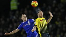 Bek Chelsea, John Terry, duel udara dengan striker Watford, Troy Deeney, pada laga Liga Premier Inggris. Akibat hasil imbang itu The Blues tertahan di peringkat ke-13. (Reuters/Stefan Wermuth)