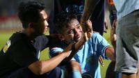 Mochammad Zaenuri, stoper Persela, menangis setelah laga melawan Borneo FC di Stadion Surajaya, Lamongan (29/7/2019). (Bola.com/Aditya Wany)