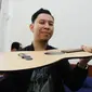 Gitar tipis kreasi warga Bandung itu hanya memiliki ketebalan 8 milimeter atau sepuluh kali lebih tipis dari gitar akustik biasa. (Liputan6.com/Huyogo Simbolon)