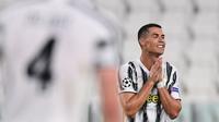 Penyerang Juventus, Cristiano Ronaldo, tampak kecewa usai kalah agregat oleh Olympique Lyon dan tersingkir dari Liga Champions 2019/2020 di Stadion Allianz, Sabtu (8/8/2020) dini hari WIB. Juventus kalah agregat 2-2 atas Olympique Lyon. (AFP/Miguel Medina)